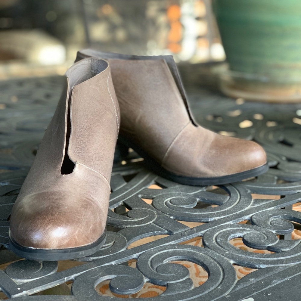 Antelope grey/taupe slit booties
